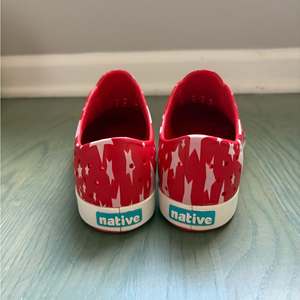 Native Jefferson Red with Stars J3 NWOT - Picture 2 of 4